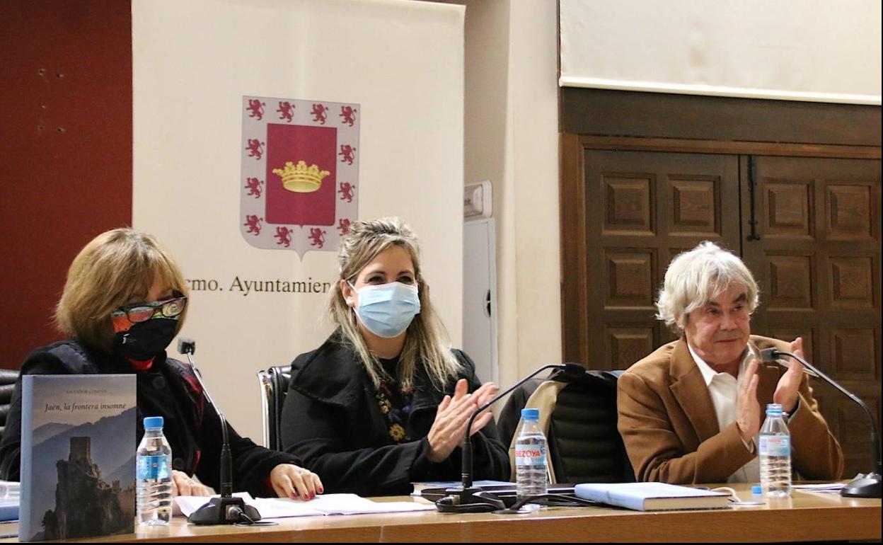 Salvador Compán habló ante sus paisanos de su obra 'Jaén, la frontera insomne'
