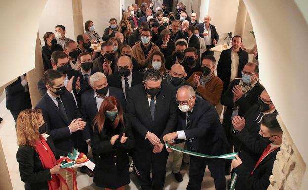 Imagen principal - Corte de cinta, intervención de Bartolomé González y Carlos Rentero y vista del patio central.