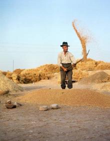 Imagen secundaria 2 - Marcelo Góngora y Arsenio Moreno junto a dos fotos más de la exposición.