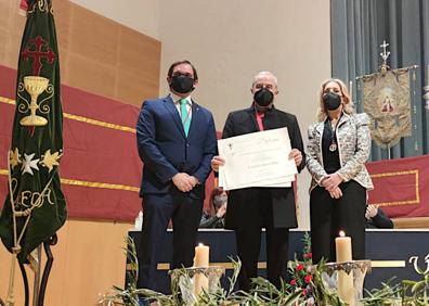 Imagen secundaria 1 - María Jesús Molina Hurtado durante su presentación y Gabriel Sánchez Bellón recogiendo el premio y dirigiéndose a los presentes.