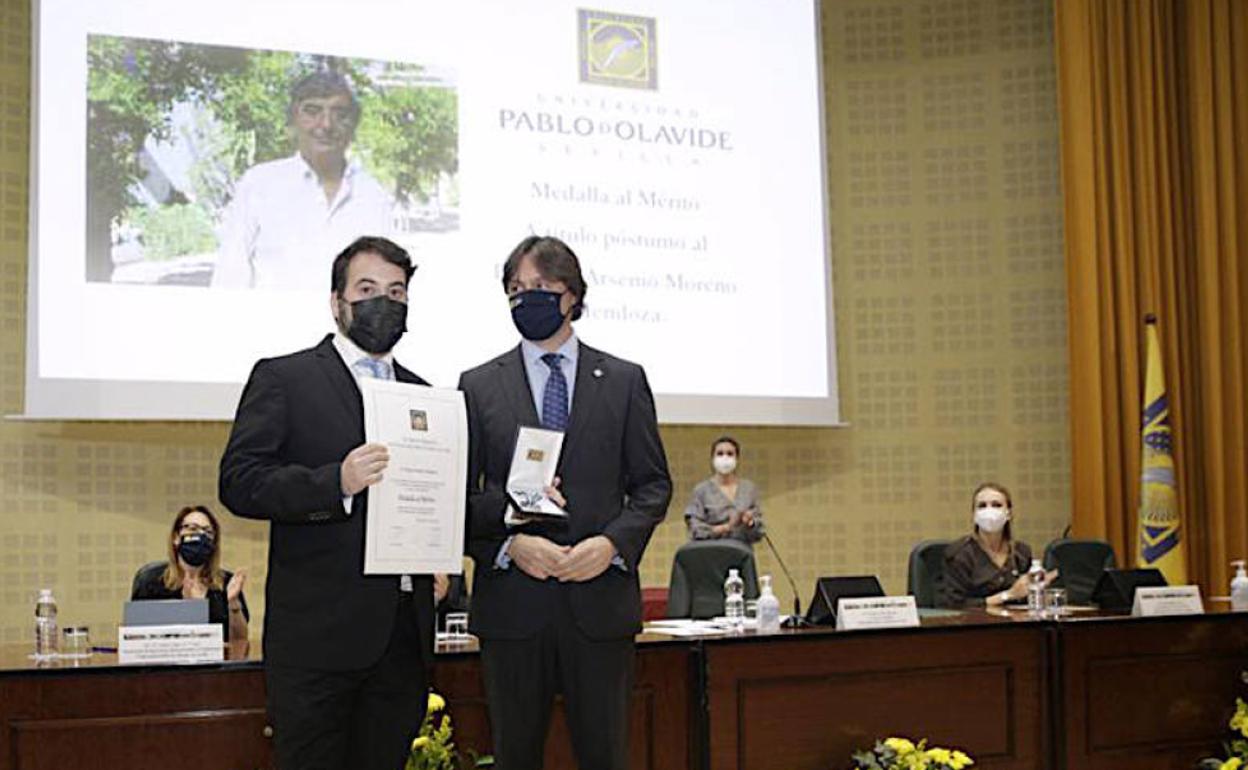 La Universidad Pablo de Olvide otorgó a Arsenio Moreno Mendoza su medalla al mérito, a título póstumo