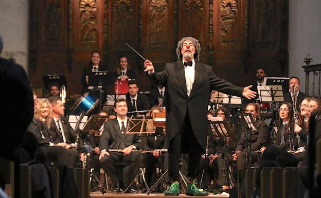 Imagen principal - Música y humor se dieron la mano durante el 'des-concierto'.