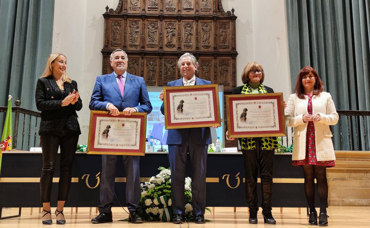 Foto de familia con los tres homenajeados.