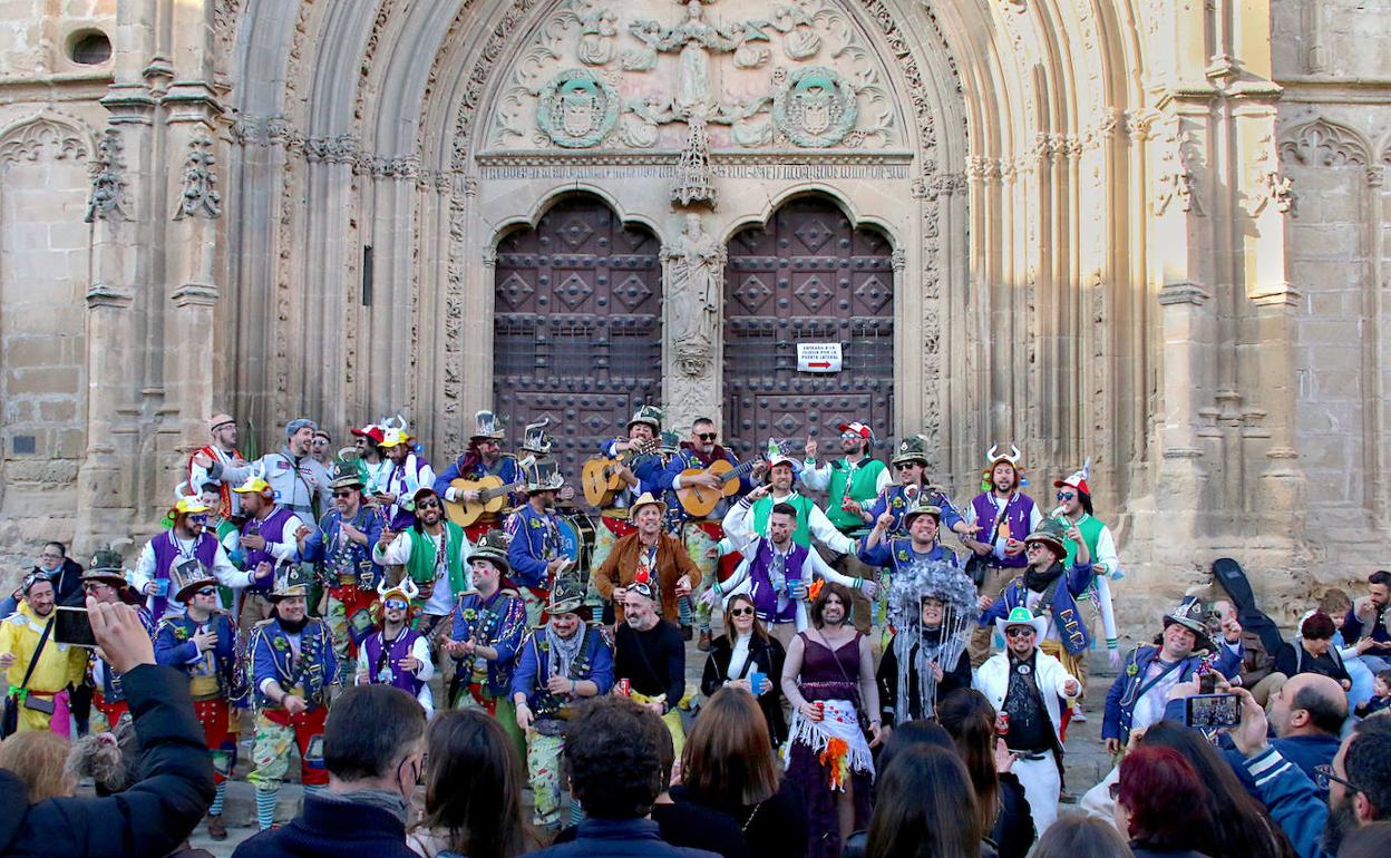 El Carnaval se echó a la calle con una gran fiesta en la plaza Primero de Mayo