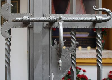 Imagen secundaria 1 - La pintura que será restaurada, cerrojo de la nueva reja y bendición de la capilla.