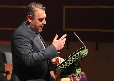 Imagen secundaria 1 - Felipe Torres tras recibir la Medalla de Oro de la Unión, Alfonso Moreno durante su presentación y un detalle del escenario.