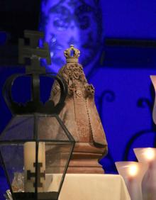Imagen secundaria 2 - Felipe Torres tras recibir la Medalla de Oro de la Unión, Alfonso Moreno durante su presentación y un detalle del escenario.