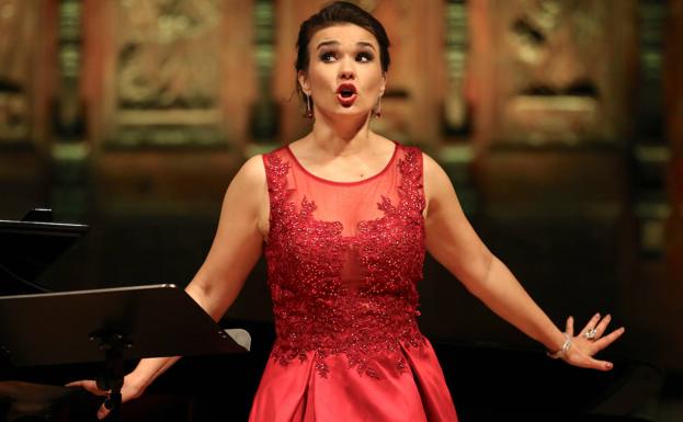 Imagen principal - Olga Peretyatko, Coro Llama de Amor Viva y Stoyan Paskov.