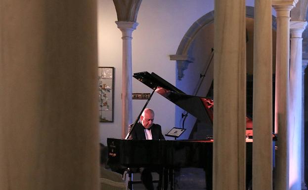 Muñoz Cañivano en el patio del parador.