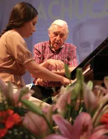 Imagen secundaria 2 - Saludo tras el concierto, conversación con Pedro Ruiz y clase magistral.