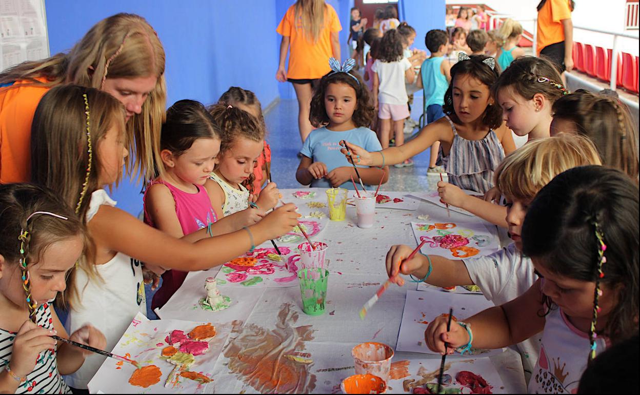 Más de 500 menores disfrutan de los campamentos urbanos