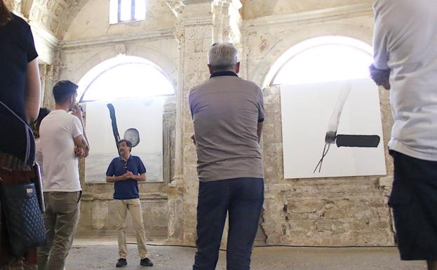 El autor durante una visita guiada a su exposición.