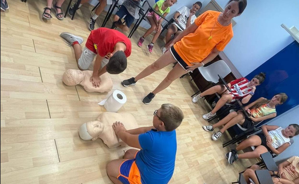 Los menores del campamento urbano aprenden primeros auxilios