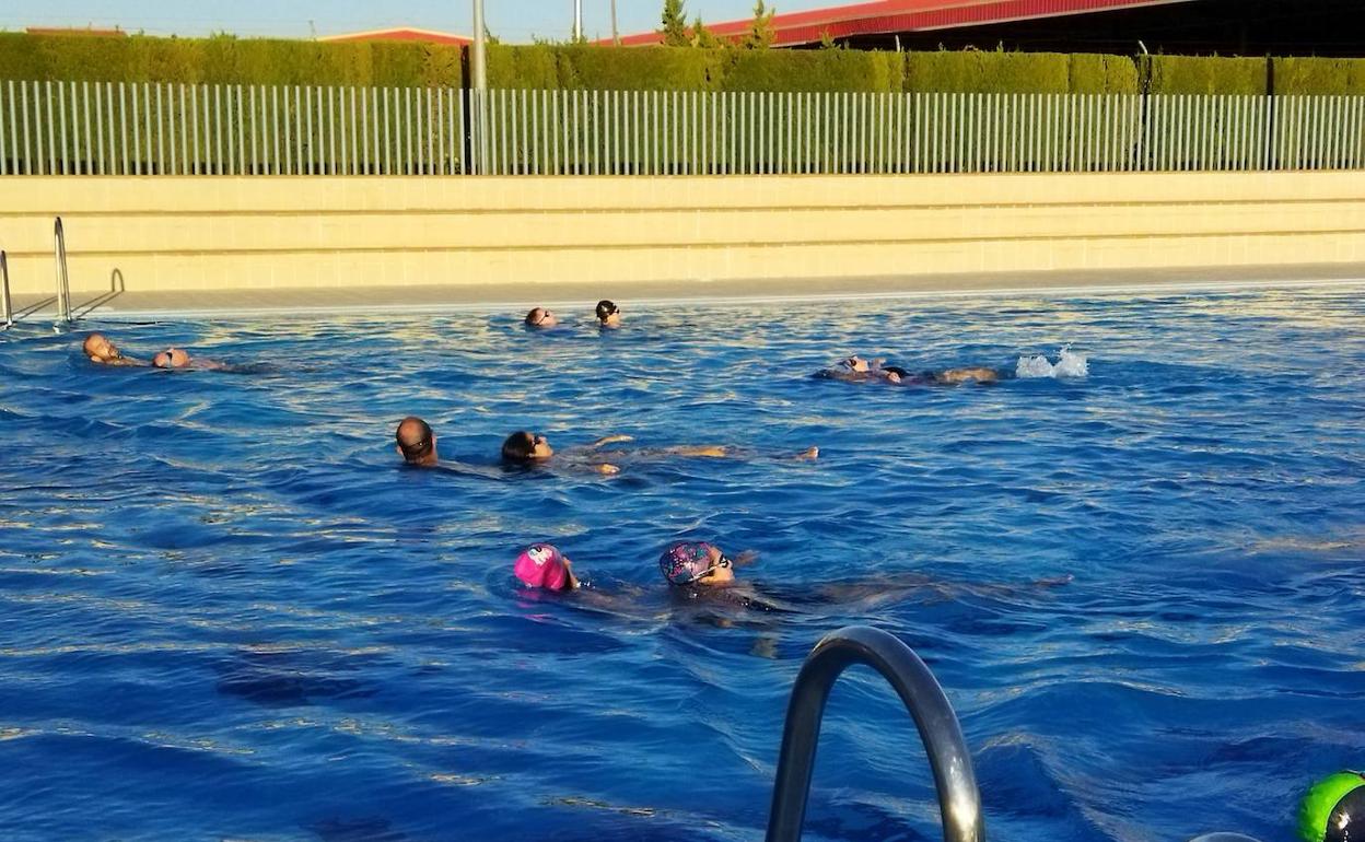 Clase de salvamento en el grupo de natación para adultos