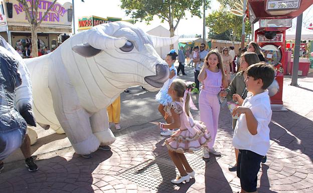 Imagen principal - Encierro infantil, 'Peneque el Valiente' y venta de tiques en una caseta.