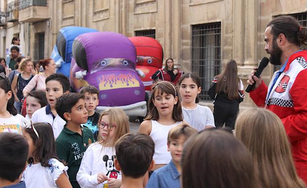 Imagen principal - 'Autos locos', actuación de Ortigosa y preparación de un bocata en una caseta.
