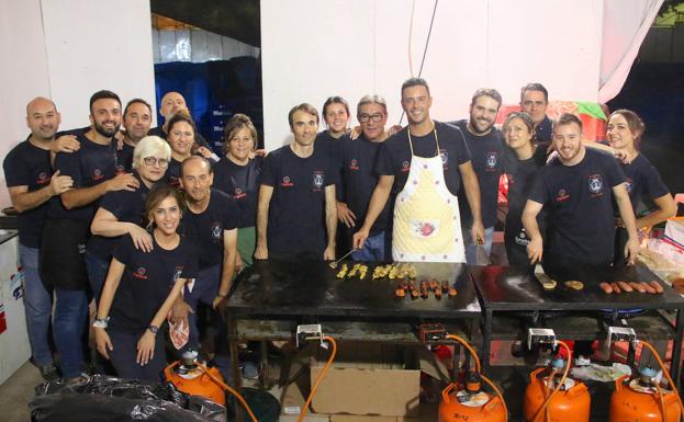 Imagen principal - Equipo de la caseta de la Caída, alegría en las atracciones y Ginés 'Corregüela' en el 'Gran Prix'.