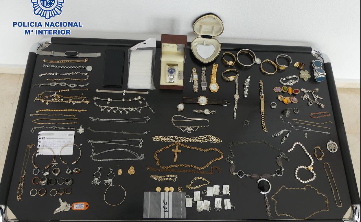 La Policía Nacional detiene en Úbeda a una mujer que sustraía joyas a personas mayores