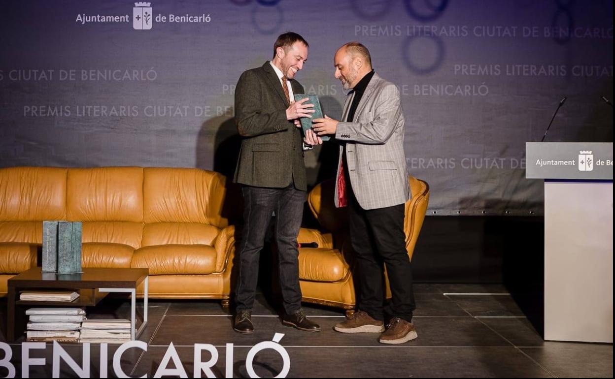 Vicente Ruiz recogiendo el premio en Benicarló.