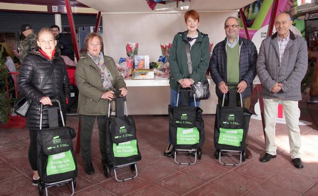 Imagen principal - Entrega de carros y ambiente en el Mercado de Abastos y tren de Alciser.
