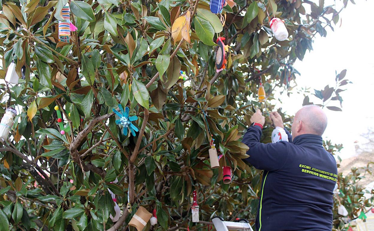 Adornos elaborados por alumnado decoran los árboles de la Ciudad de los Niños