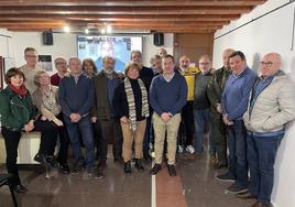 Miguel Ángel Lorente rodeado por algunos de los socios.