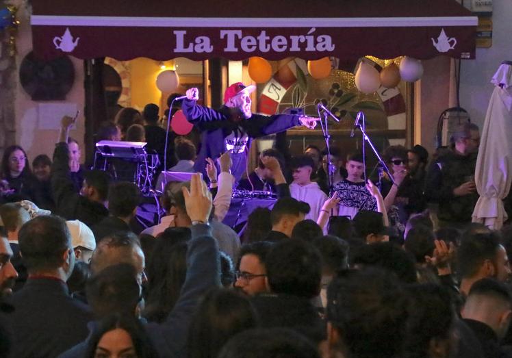 Imagen principal - Varios momentos de la fiesta de aniversario.