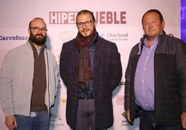 Fernando Navas entre dos compañeros de partido en un reciente acto.