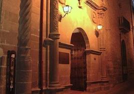Acceso al Palacio de los Torrente en la calle Montiel.
