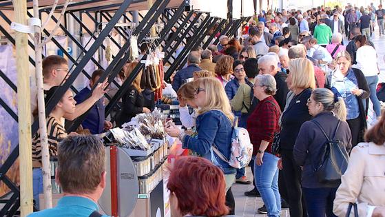 Buen ambiente en la Corredera durante el mercado 'Degusta Jaén'