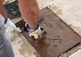 Placa con las huellas del actor Víctor Clavijo.