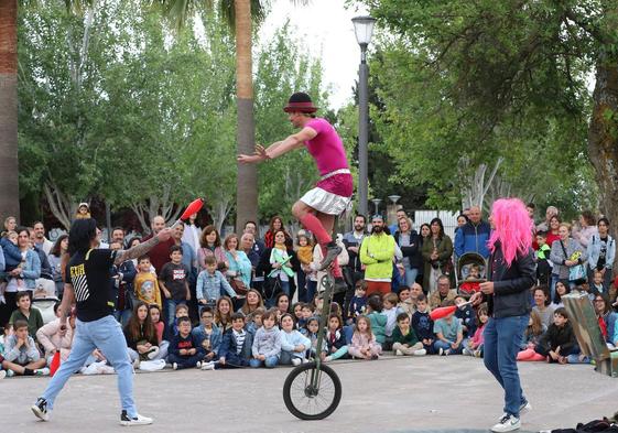 Humor y disciplinas circenses en el Festival 'Cucha de primavera'