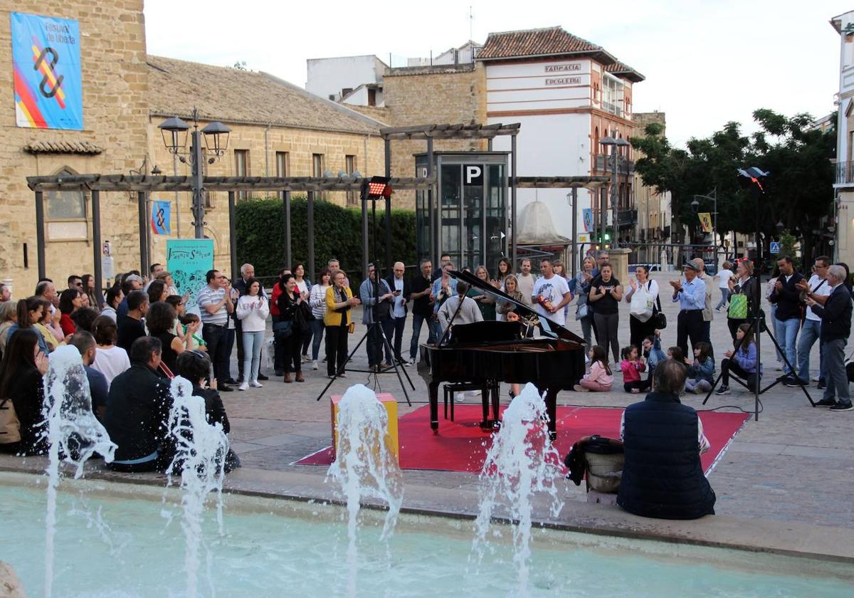 Noche de compras acompañada de música en vivo