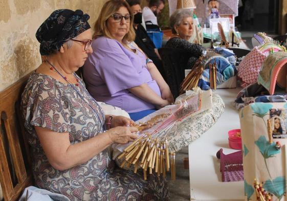 Una de las encajeras participantes