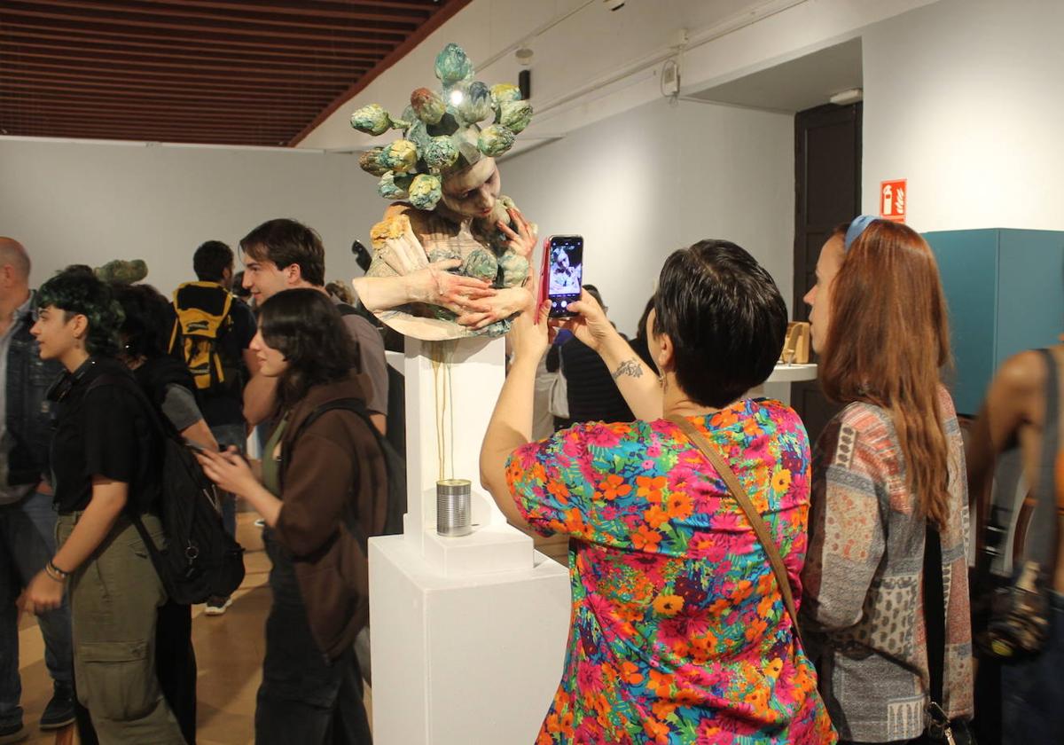 El alumnado de la 'Casa de las Torres' ofrece una exposición con motivos vegetales