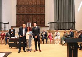 Entrega del bastón de mando a Toni Olivares durante el pleno de investidura.