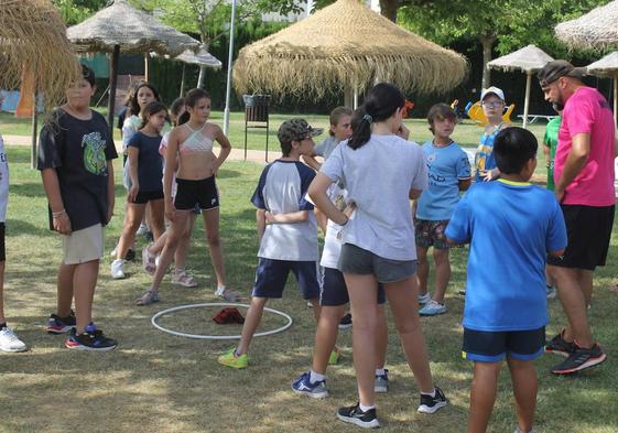 Menores disfrutando en el campamento de verano