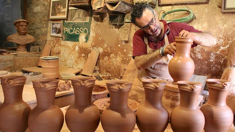 El alfarero Pablo 'Tito' recibe el Premio Andaluz a la Artesanía por su trayectoria