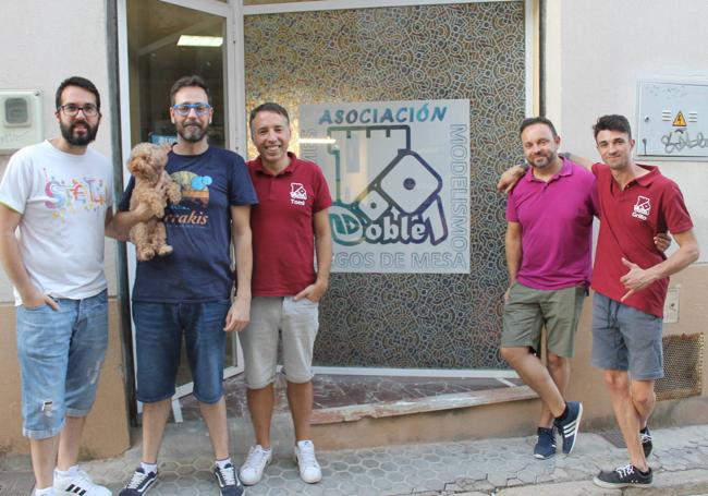 Socios de Doble Uno en la puerta de la sede