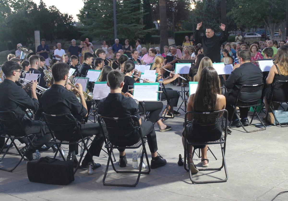 La Agrupación Musical Ubetense ofrece un concierto al aire libre en el Parque Norte