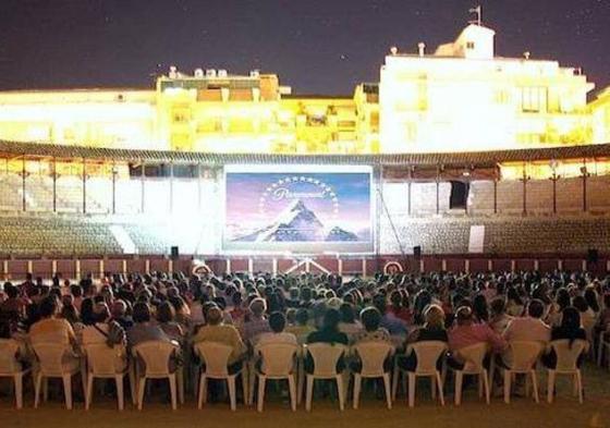 Cine de verano en la plaza de toros.