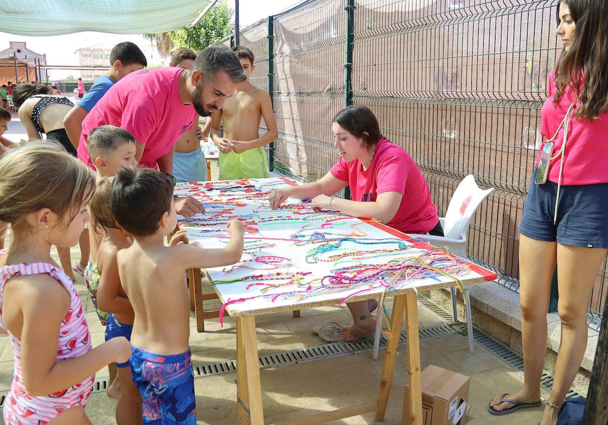 Una fiesta de convivencia en las piscinas puso fin a los campamento urbanos