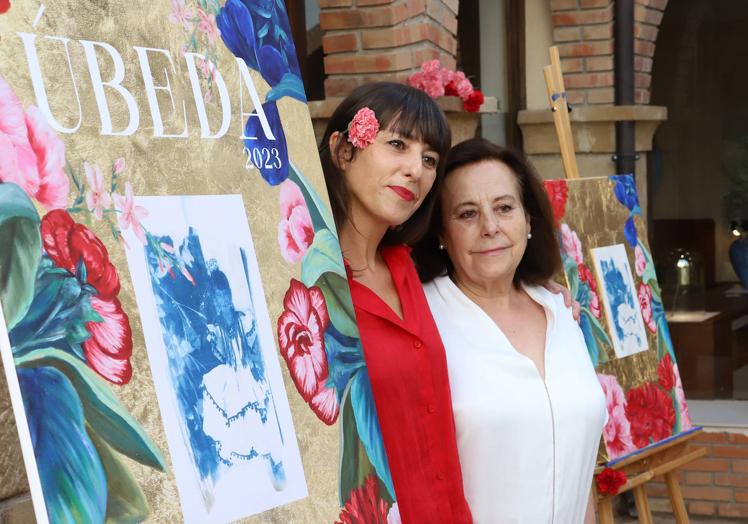 Imagen principal - La autora junto a su madre, que aparece de niña en el cartel. ROMÁN