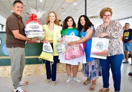 Entrega del premio a la ganadora.