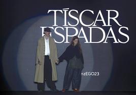 Tíscar Espadas saludando al final de su desfile.