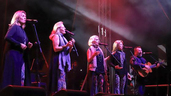 Siempre Así convirtió su concierto en una gran fiesta de preferia