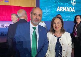 Vicente Ruiz junto a la ministra de Defensa, Margarita Robles.