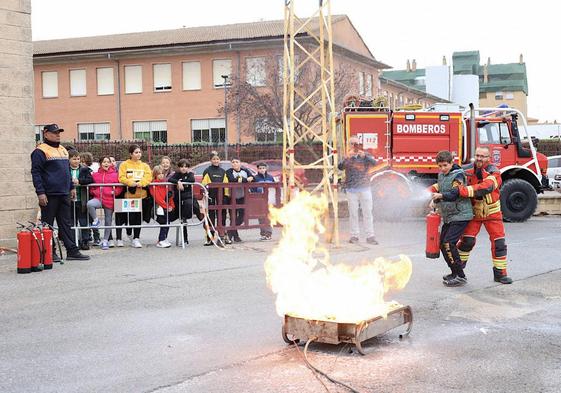Aprendiendo a utilizar un extintor.