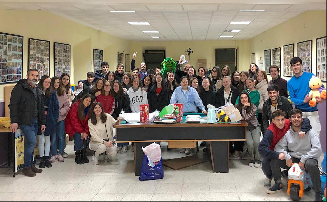 Jóvenes que ayudan a los Reyes Magos para que ningún niño se quede sin regalo
