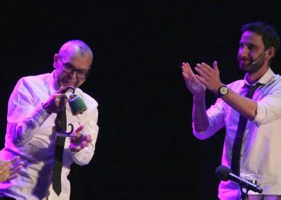 Imagen secundaria 1 - Intervención de Vicente Ruiz, entrega del 'Cencerro de honor' y ambiente en el teatro.